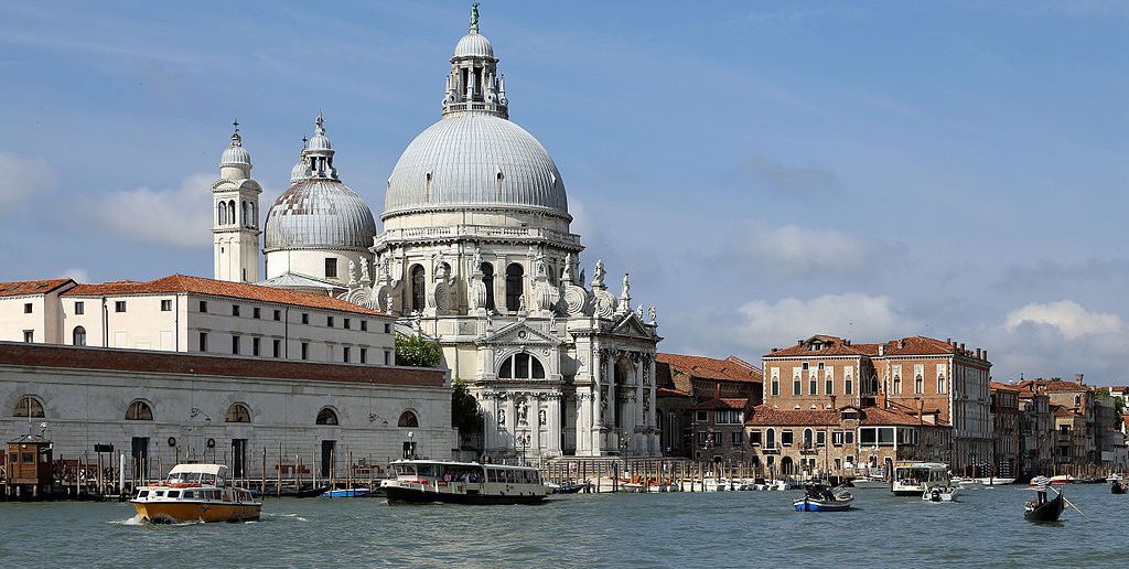 Basilique Santa Maria della Salute le long du Grand Canal de Venise