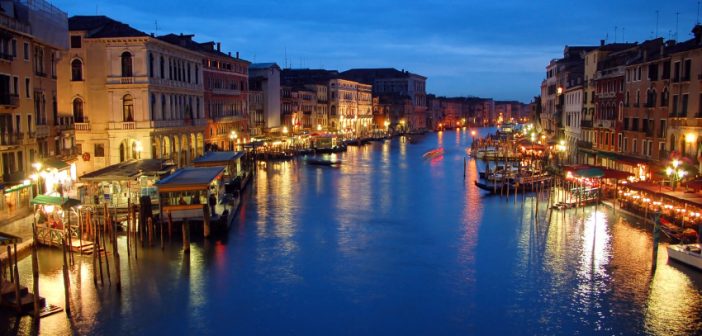 Le grand canal de Venise au coucher de soleil
