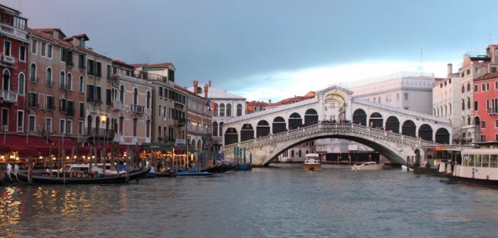 Le pont Rialto qui traverse le Grand Canal de Venise