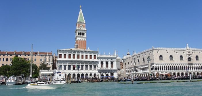 Palais des Doges et le Campanil le long du Grand Canal de Venise