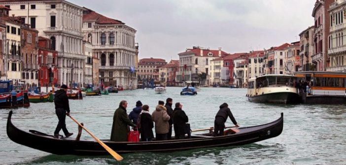 Traversée du Grand Canal de Venise avec un traghetto