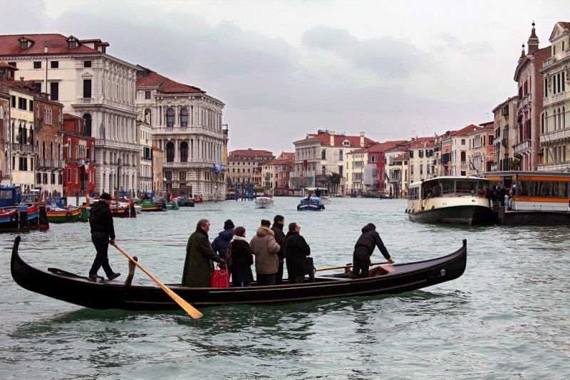 Traversée du Grand Canal de Venise avec un traghetto