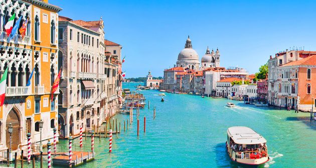 Un vaporetto sur le grand canal de Venise