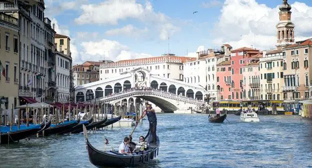Une gondole devant le pont Rialto sur le Grand Canal de Venise