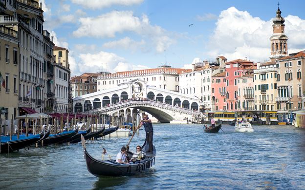 Une gondole devant le pont Rialto sur le Grand Canal de Venise