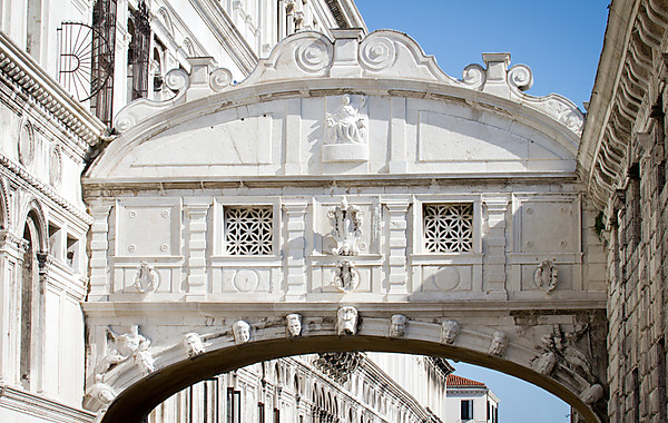 details-du-pont-des-soupirs-a-venise