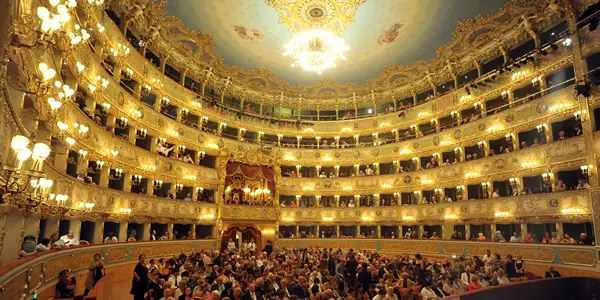 Le Théâtre de la Fenice Venise lors d'un Opéra
