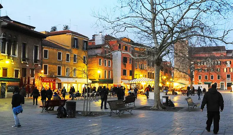 Une place du Quartier du Dorsoduro Venise