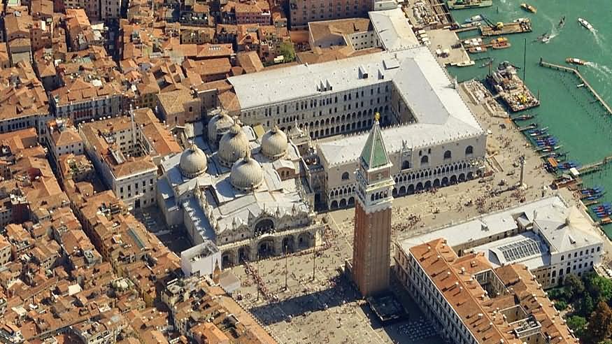 vue-aerienne-de-la-place-saint-marc-quartier-san-marco-venise