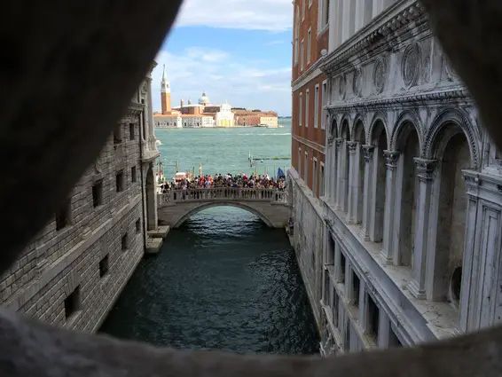 Vue depuis le pont des soupirs à Venise
