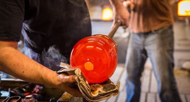 visiter venise avec des enfants souffleur de verre murano