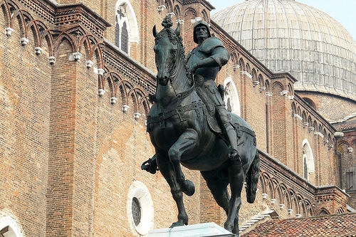 la-statue-de-bartolomeo-colleoni sur la place San Giovanni e Paolo