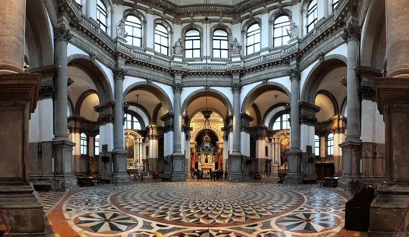 intérieur de Basilique Santa Maria della Salute de Venise