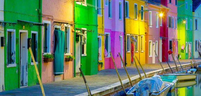 Maisons colorées sur l'île de Burano Venise