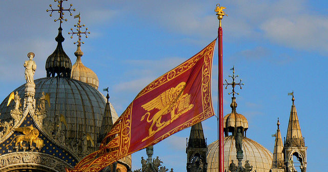 Drapeau de Vensie devant basilique Saint Marc