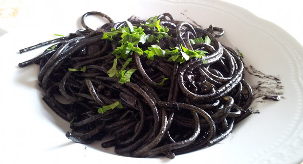 Spaghetti à l'encre de sèche cuisine vénitienne