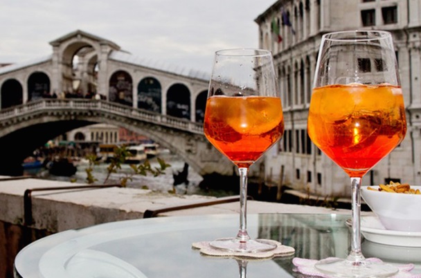 Spritz devant le pont du Rialto à Venise